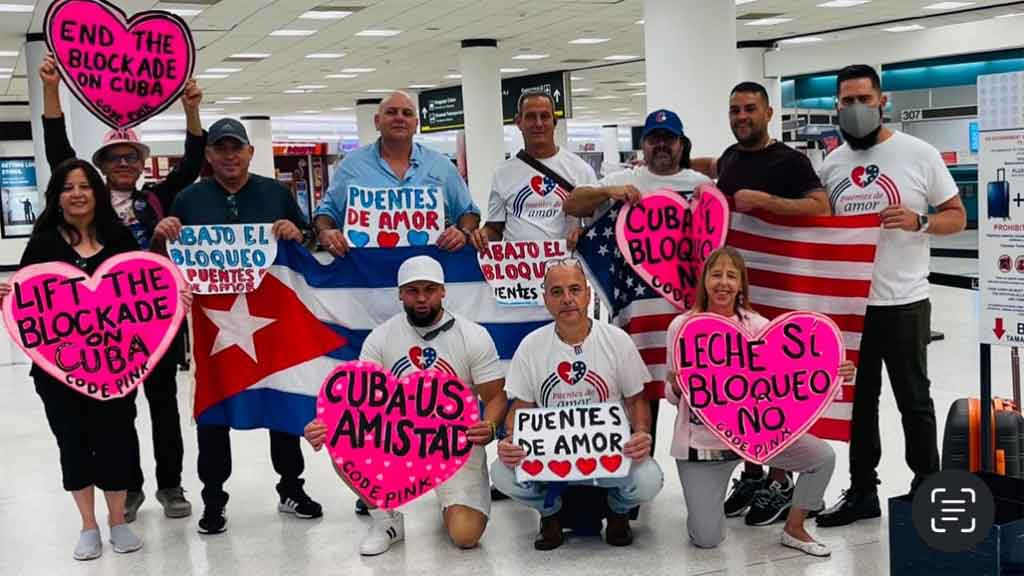 Puentes Amor Code Pink