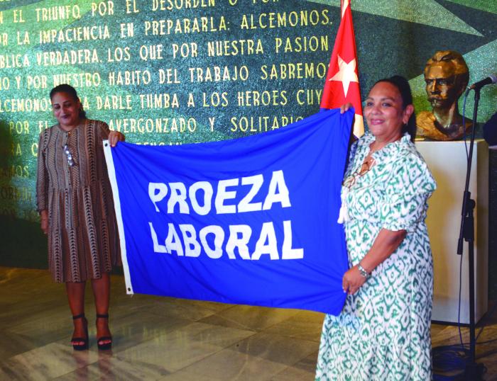 Radio_cubana_bandera_de_proeza_laboral