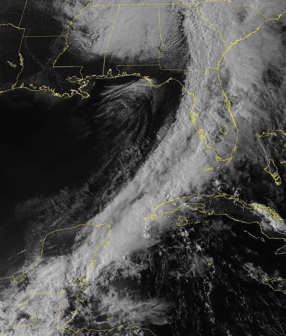 Banda de nublados con lluvias y tormentas eléctricas asociada al frente frío y la vaguada. Imagen satelital del 15 de abril, 5:37 p.m./GOES-16.
