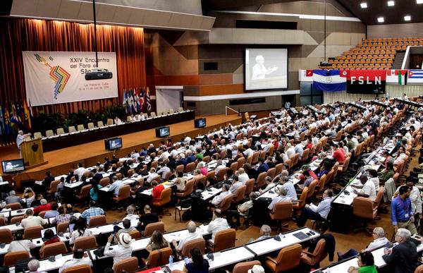 El Dr. Eusebio Leal Spengler (I), historiador de La Habana, durante su intervención en la plenaria dedicada al pensamiento de Fidel, en el marco del XXIV Encuentro del Foro de Sao Paulo, en el Palacio de Convenciones de La Habana, el 17 de julio de 2018. ACN FOTO/ Abel PADRÓN PADILLA