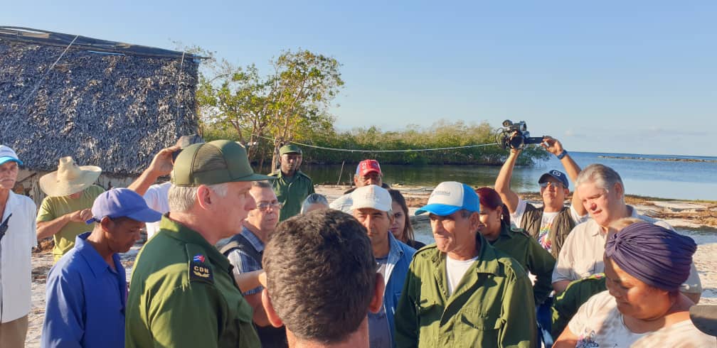 Arriba Díaz-Canel a Cocodrilo, comunidad pinera afectada por Ian 