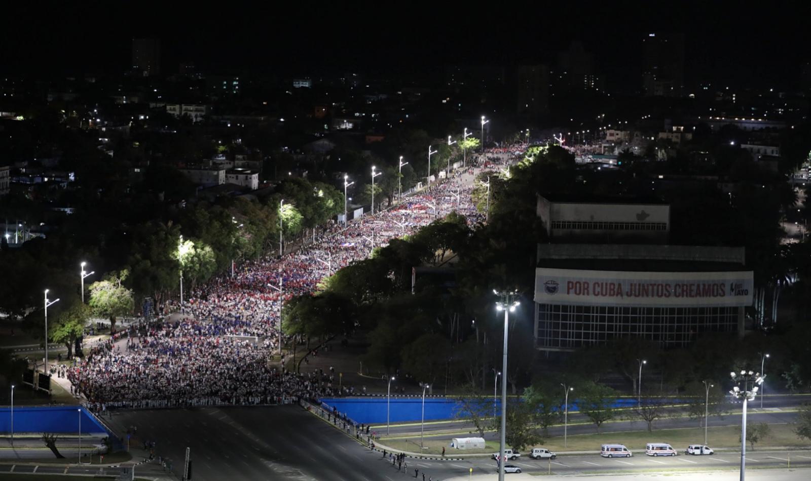 Así se ve la Plaza de la Revolución de La Habana en estos momentos, ya miles de habaneros se encuentran listos desde la madrugada para desfilar por Cuba y la Revolución.