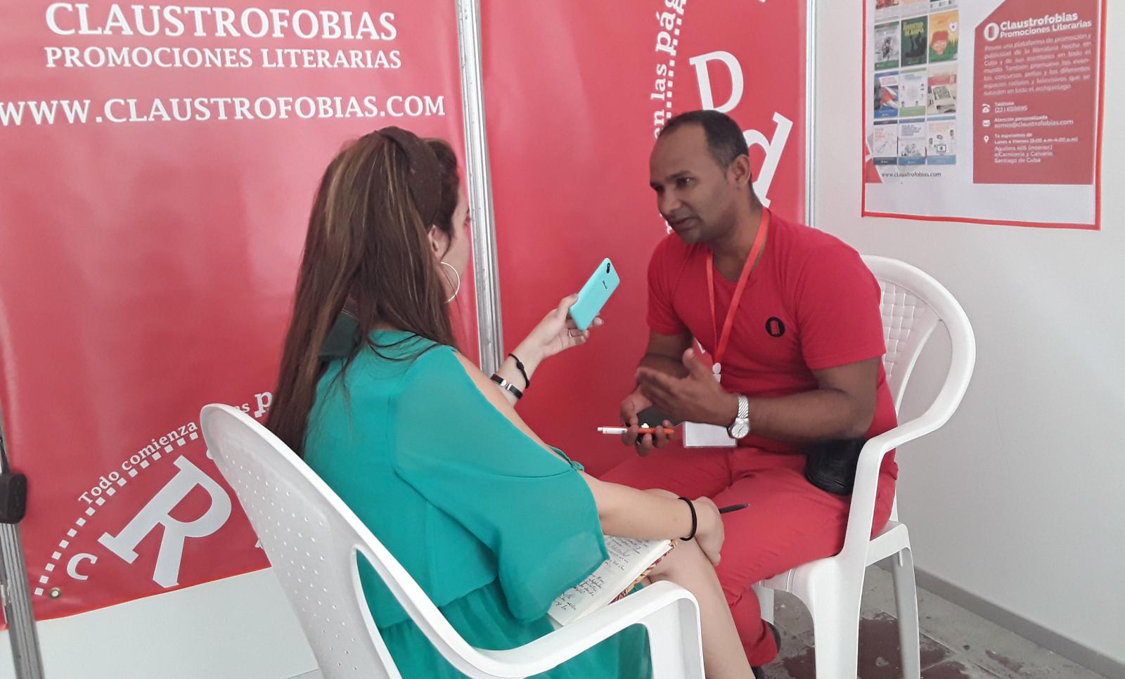 Yunier Riquenes en la 27Feria Internacional del Libro de La Habana. Foto: Alejandro Gavilenes/ Cubadebate.