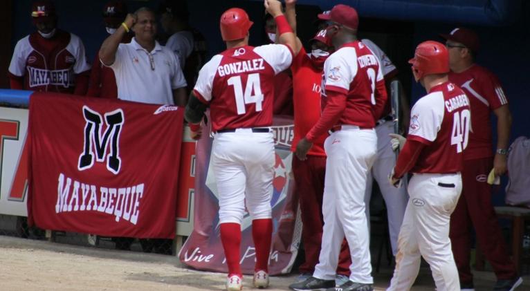 Huracanes y Avispas se abrazan en la cima del béisbol cubano