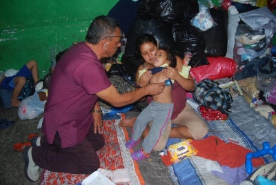 Médico cubano atiende a niña guatemalteca