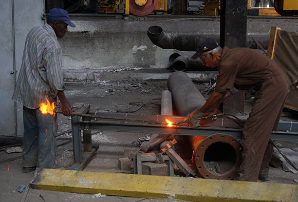 En la imagen, trabajadores de la Antillana de Acero. Foto: José Raúl Concepción/ Cubadebate.