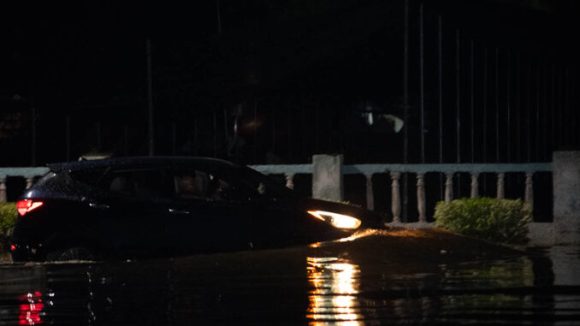 Las inundaciones se produjeron en varios repartos. Foto: Radio Bayamo.