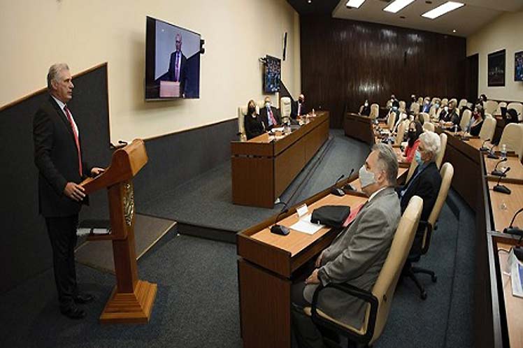 Presenta presidente de Cuba tesis doctoral sobre gobierno y ciencia Presenta presidente de Cuba tesis doctoral sobre gobierno y ciencia