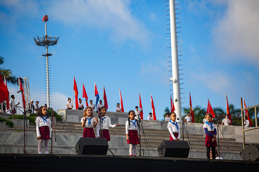 Desde temprano la Plaza de la Revolución recibió a niños y jóvenes cubanos para celebrar el natalicio de José Martí. Foto: Enrique González (Enro)/ Cubadebate. Desde temprano la Plaza de la Revolución recibió a niños y jóvenes cubanos para celebrar el natalicio de José Martí. Foto: Enrique González (Enro)/ Cubadebate.