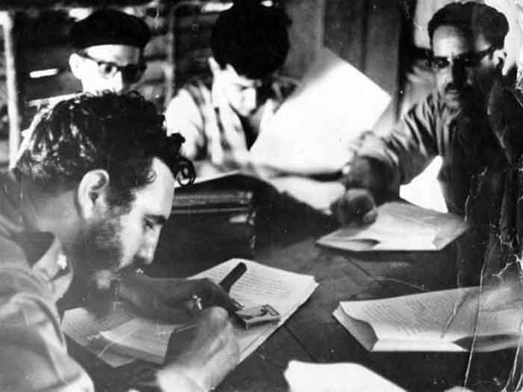 Fidel Castro firma de la Primera Ley de Reforma Agraria 