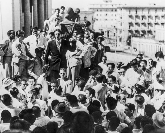 Fidel junto a jóvenes de la FEU. Foto: Sitio Fidel Soldado de las Ideas.