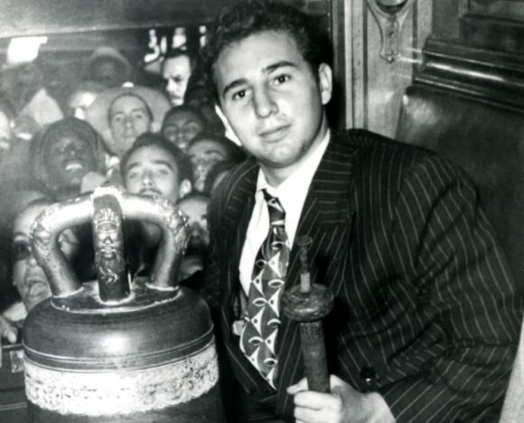 Fidel junto a otros dirigentes de la FEU con la Campana de la Demajagua al llegar a La Habana, 3 de noviembre de 1947 Fidel junto a otros dirigentes de la FEU con la Campana de la Demajagua al llegar a La Habana, 3 de noviembre de 1947