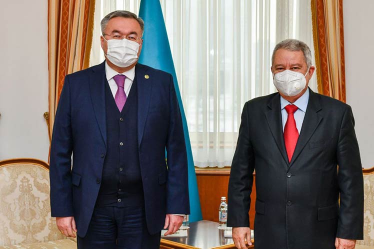 Muxtar Tleuberdi y Emilio Pevida Muxtar Tleuberdi y Emilio Pevida
