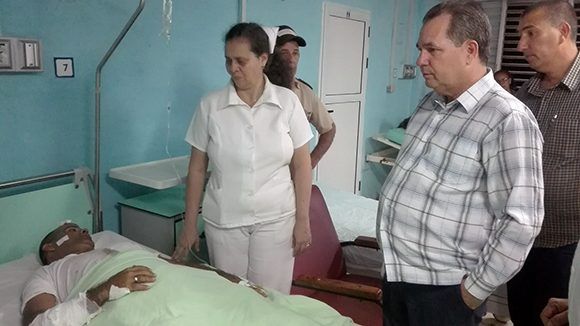 Autoridades de la provincia visitaron a los lesionados. Foto: Lisandra Gómez/ Escambray.