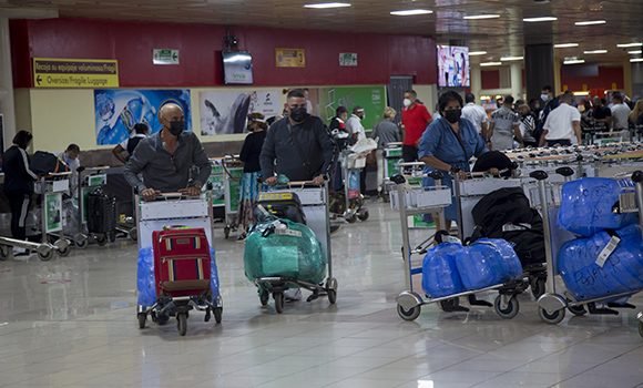 Aduana, Aeropuerto José Martí, terminal 3. 