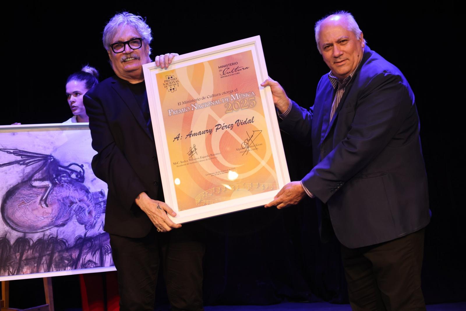 Asiste Díaz-Canel a entrega del Premio Nacional de Música a Amaury Pérez Asiste Díaz-Canel a entrega del Premio Nacional de Música a Amaury Pérez