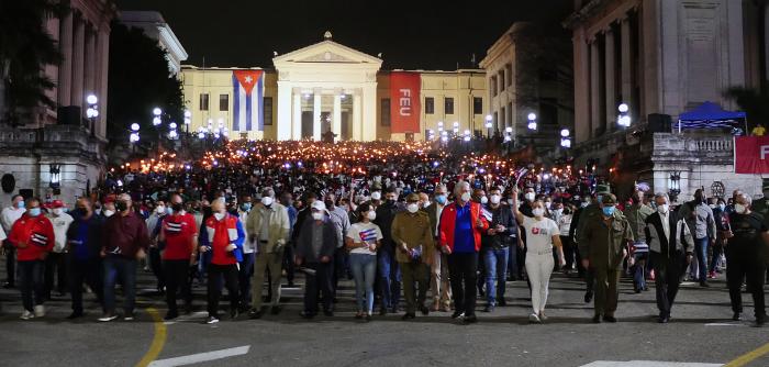 En la víspera del aniversario 169 del natalicio del Apóstol, marchó el ímpetu juvenil, desde la escalinata de la Universidad de La Habana hasta la Fragua Martiana