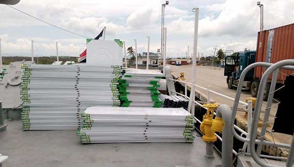 El buque trae planchas de zinc, puertas de metal, colchones y otras mercancías. Foto: Prensa Latina. El buque trae planchas de zinc, puertas de metal, colchones y otras mercancías. Foto: Prensa Latina.