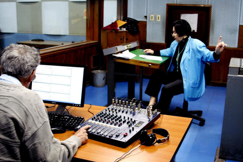  Caridad Martínez, Premio Nacional de Radio, defiende el arte en este medio centenario. / Leyva Benítez