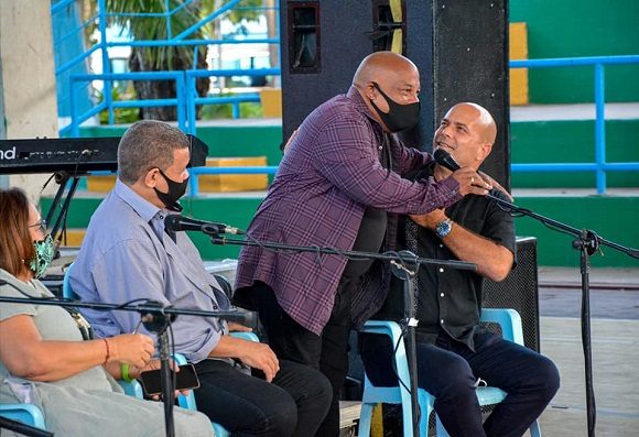 La obra constituye la segunda entrega de la colección Época de Amar, publicada por la Casa Editora Abril, con selección de textos del compositor Álex Díaz y música en conjunto con el cantautor Waldo Mendoza. Foto: Roberto Suárez.