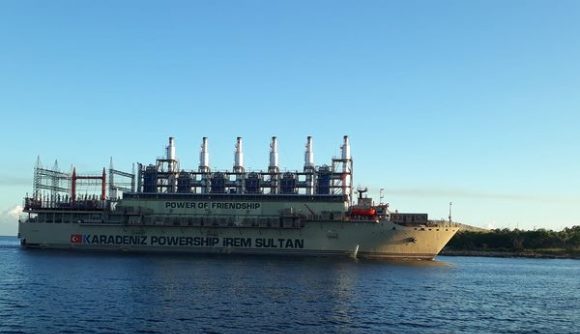 Una nueva central flotante turka hace entrada en La Habana. Foto: Jesús Matos.