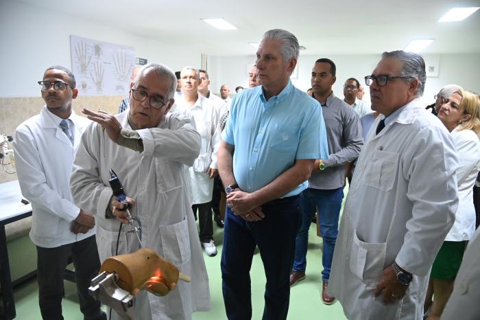 Presidente Díaz-Canel visita centro ortopédico Frank País Presidente Díaz-Canel visita centro ortopédico Frank País