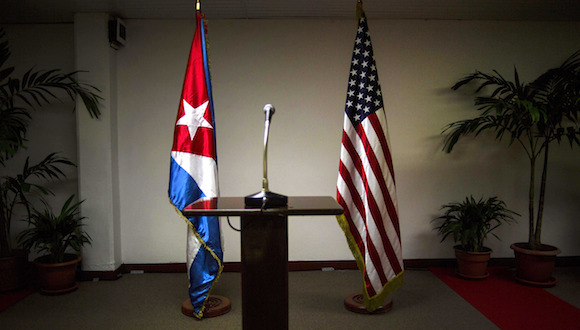 Las banderas de Cuba y EEUU en la sala del Palacio de las Convenciones
