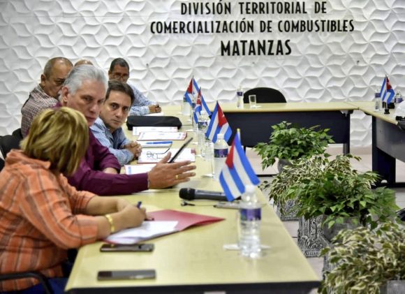 Díaz-Canel chequea labores de recuperación en base de supertanqueros de Matanzas