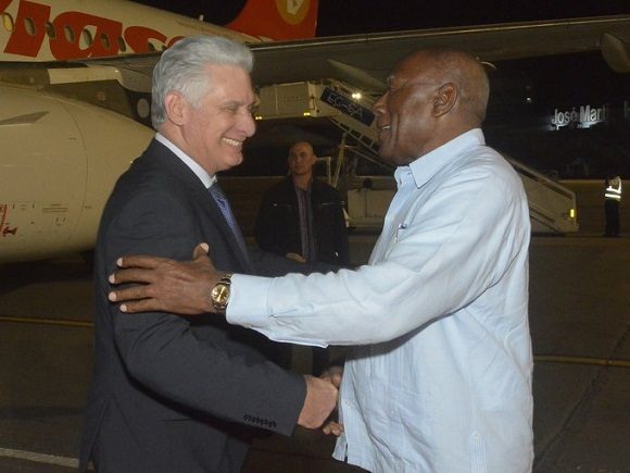 Al aeropuerto internacional José Martí, acudió a darle la bienvenida, el miembro del Buró Político, Salvador Valdés Mesa, entre otros dirigentes del Partido y el Gobierno. Foto: @PresidenciaCuba.