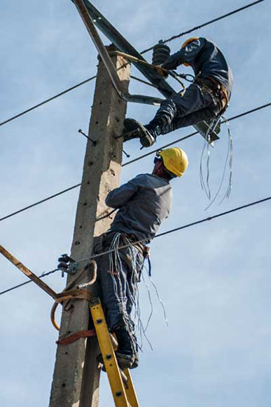 Plantándole cara a las alturas, los trabajadores de la Empresa Eléctrica de Las Tunas. Foto: István Ojeda Bello/ 26 Digital. Plantándole cara a las alturas, los trabajadores de la Empresa Eléctrica de Las Tunas. Foto: István Ojeda Bello/ 26 Digital.