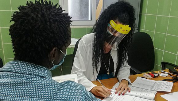 La doctora Yenisey Triana Marrero, especialista de I grado en Inmunología, atiende a un paciente convaleciente en seguimiento, en el día 7 después de la vacunación. Foto: Irene Pérez/ Cubadebate. La doctora Yenisey Triana Marrero, especialista de I grado en Inmunología, atiende a un paciente convaleciente en seguimiento, en el día 7 después de la vacunación. Foto: Irene Pérez/ Cubadebate.