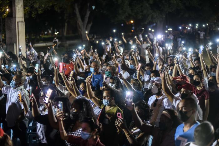 Al abrazo desgarrado en que se fundieron las familias de los ausentes fue sumándose de a poco una fila humana, ininterrumpida, que bordeaba el Parque de la Fraternidad. Foto: Ariel Cecilio Lemus Al abrazo desgarrado en que se fundieron las familias de los ausentes fue sumándose de a poco una fila humana, ininterrumpida, que bordeaba el Parque de la Fraternidad. Foto: Ariel Cecilio Lemus
