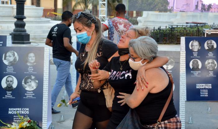 Al abrazo desgarrado en que se fundieron las familias de los ausentes fue sumándose de a poco una fila humana, ininterrumpida, que bordeaba el Parque de la Fraternidad. Foto: Ricardo López Hevia