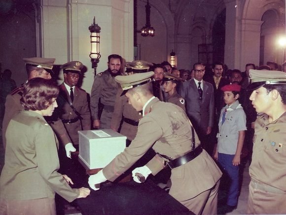 Fidel en el acto de entrega de las cenizas de Julio Antonio Mella, en el Aula Magna de la Universidad de La Habana, el 22 de agosto de 1975. Foto: Estudios Revolución/ Sitio Fidel Soldado de las Ideas