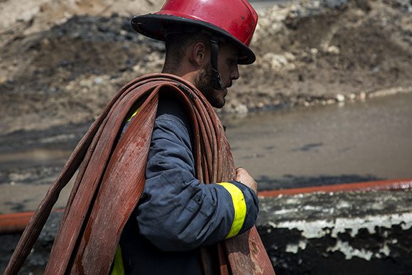 Fuerzas de bomberos trabajan para impedir que el incendio se propague. Foto: Irene Pérez/ Cubadebate.