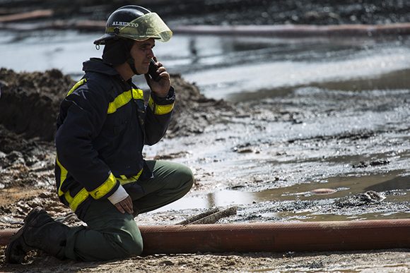 Fuerzas especializadas trabajan sin descanso para controlar el incendio en la Base de Supertanqueros de Matanzas. Foto: Irene Pérez/ Cubadebate. Fuerzas especializadas trabajan sin descanso para controlar el incendio en la Base de Supertanqueros de Matanzas. Foto: Irene Pérez/ Cubadebate.