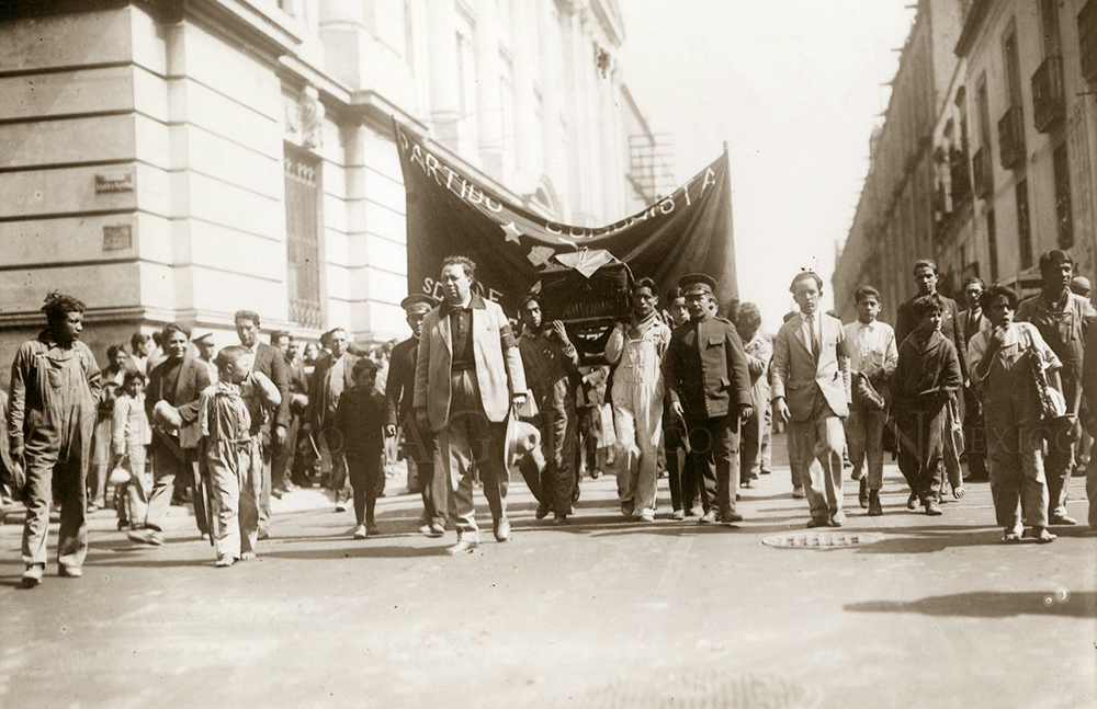 Una representación del pueblo mexicano rinde homenaje a Julio Antonio Mella en las calles de Ciudad México durante el funeral, 1929. / gob.cu Una representación del pueblo mexicano rinde homenaje a Julio Antonio Mella en las calles de Ciudad México durante el funeral, 1929. / gob.cu