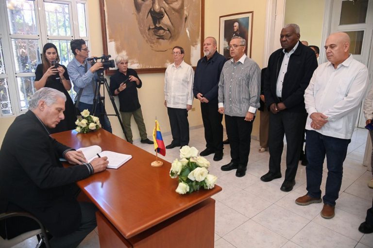 “Ante las amenazas del Imperio yanqui ratificamos nuestra lealtad al legado de nuestros próceres, de Fidel y de Chávez”, afirmó el presidente cubano. Foto: Presidencia Cuba.