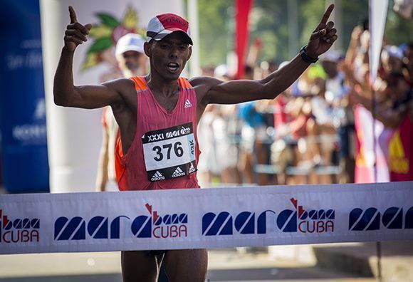 El cubano Henry Jaen conquistó hoy por quinta ocasión la carrera de maratón Marabana.