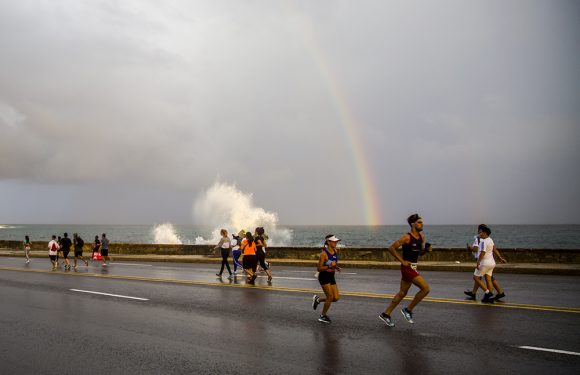 Desde el malecón un arcoiris protege a los andarines