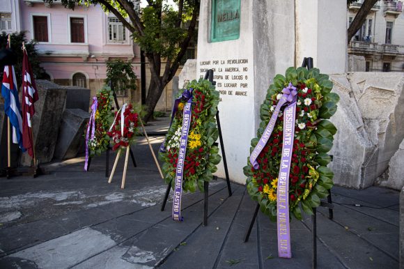 Ofrendas florales para Mella