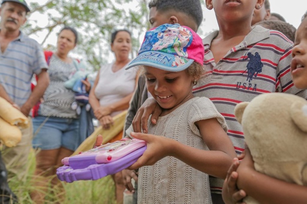 Niños de San Juan y Martínez felices con sus juguetes Niños de San Juan y Martínez felices con sus juguetes