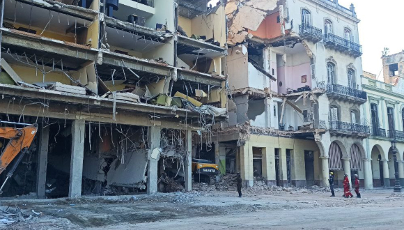 Continúan en el área entre el hotel y Prado 609 los trabajos de excavación y búsqueda de las víctimas que permanecen desaparecidas. Foto: Lissett Izquierdo Ferrer/ Cubadebate. Continúan en el área entre el hotel y Prado 609 los trabajos de excavación y búsqueda de las víctimas que permanecen desaparecidas. Foto: Lissett Izquierdo Ferrer/ Cubadebate.