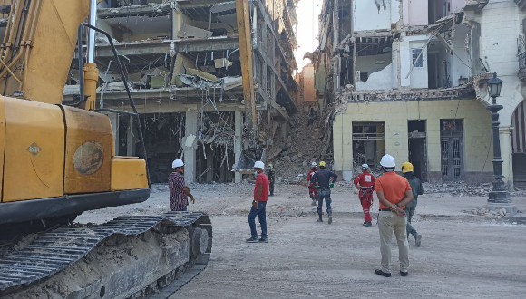 Continúan en el área entre el hotel y Prado 609 los trabajos de excavación y búsqueda de las víctimas que permanecen desaparecidas. Foto: Lissett Izquierdo Ferrer/ Cubadebate. Continúan en el área entre el hotel y Prado 609 los trabajos de excavación y búsqueda de las víctimas que permanecen desaparecidas. Foto: Lissett Izquierdo Ferrer/ Cubadebate.