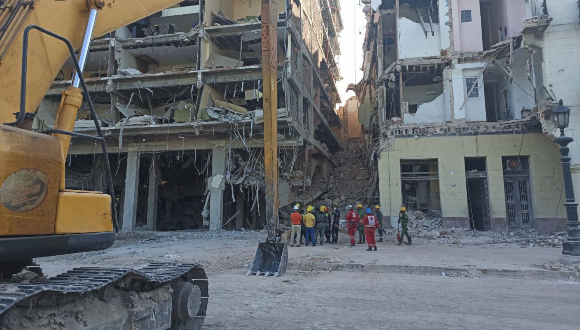 Continúan en el área entre el hotel y Prado 609 los trabajos de excavación y búsqueda de las víctimas que permanecen desaparecidas. Foto: Lissett Izquierdo Ferrer/ Cubadebate. Continúan en el área entre el hotel y Prado 609 los trabajos de excavación y búsqueda de las víctimas que permanecen desaparecidas. Foto: Lissett Izquierdo Ferrer/ Cubadebate.