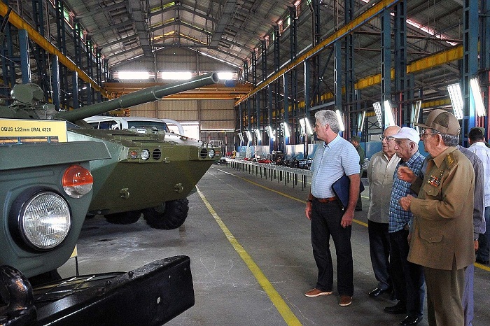 Continuó Raúl recorrido por empresas militares industriales del país