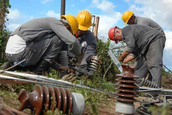 Trabajadores eléctricos restablecen las líneas afectadas. Foto: Juan Pablo Carreras/ ACN/ Archivo. Trabajadores eléctricos restablecen las líneas afectadas. Foto: Juan Pablo Carreras/ ACN/ Archivo.