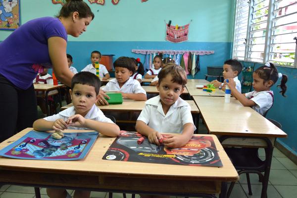 Niños cubanos en la escuela