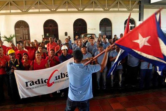 Contingente de trabajadores de las telecomunicaciones santiaguero, para el restablecimiento en la provincia de Camagüey. Foto: Miguel Rubiera Jústiz/ ACN. Contingente de trabajadores de las telecomunicaciones santiaguero, para el restablecimiento en la provincia de Camagüey. Foto: Miguel Rubiera Jústiz/ ACN.