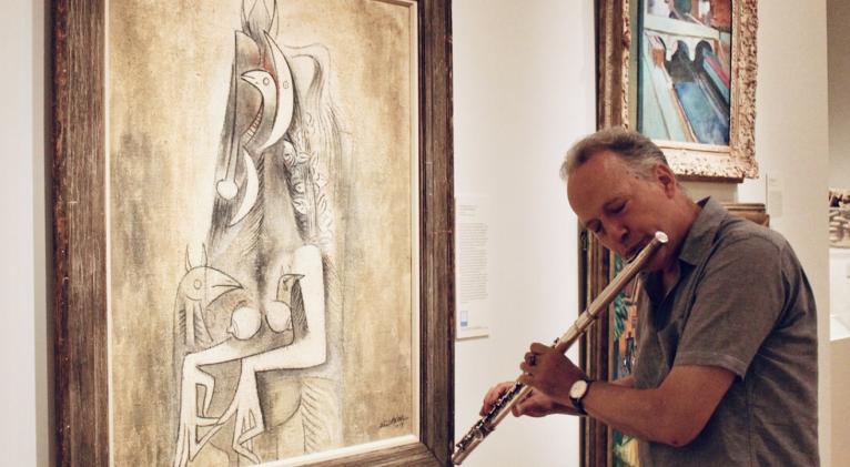Ted Nash toca la flauta inspirado en un cuadro del cubano Wifredo Lam
